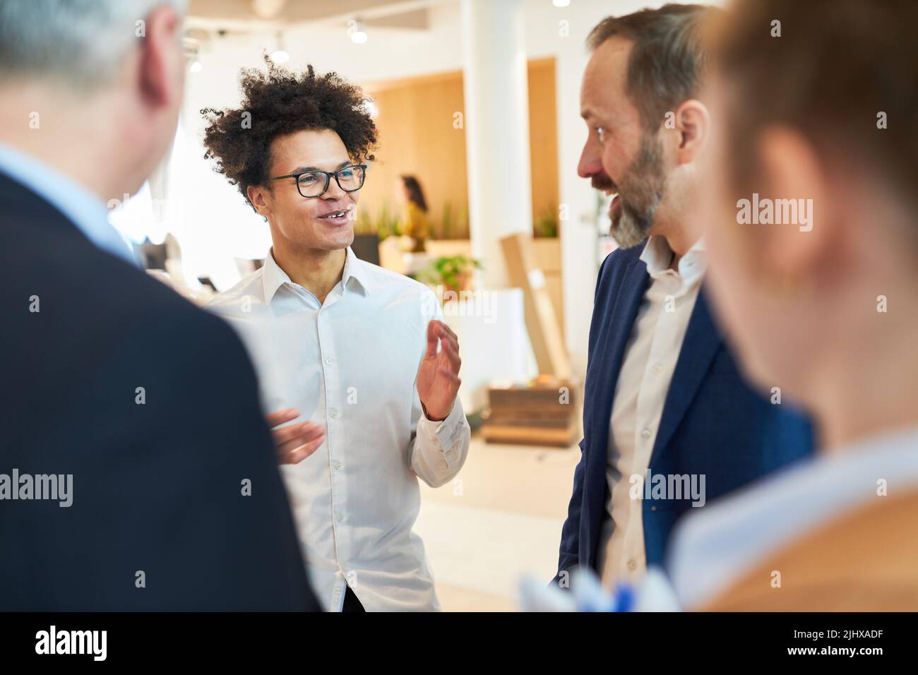 Jeune fondateur de start-up et partenaire d'affaires ou équipe dans une petite discussion décontractée au bureau Banque D'Images