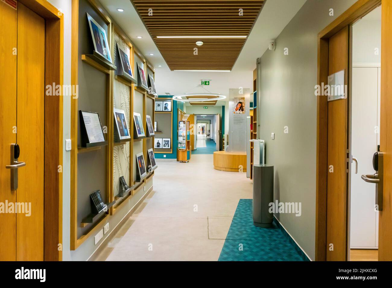 Bobigny, France, Hôpital public français, Avicenne, intérieur, salle vide, unité des maladies infectieuses, banlieue parisienne, hôpital de soins de couloir, design moderniste des dépenses publiques en France Banque D'Images