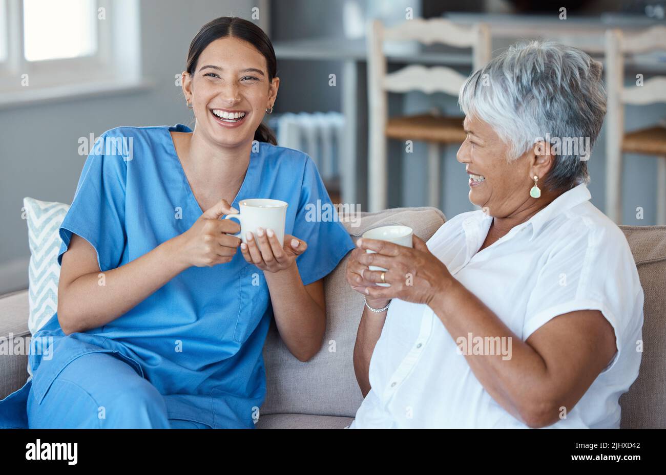 Plus qu'une infirmière. Portrait court d'une femme âgée attrayante et de son infirmière féminine dans la maison de la vieillesse. Banque D'Images