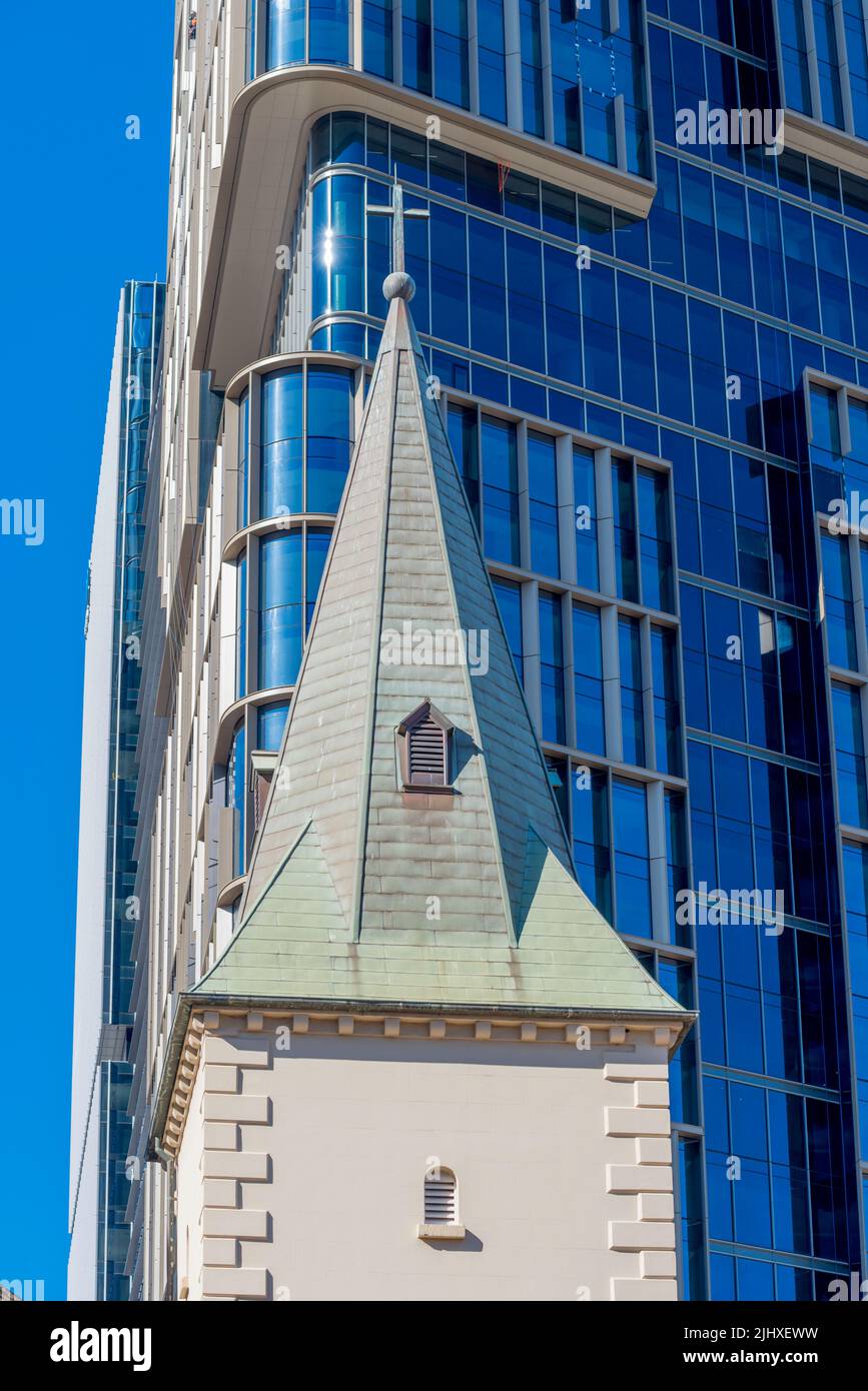 La spire de la cathédrale anglicane St Johns de 1803 contraste avec le nouveau bâtiment Parramatta Square de 55 étages, 230m étages, 6-8 étages, à Parramatta, Sydney Banque D'Images