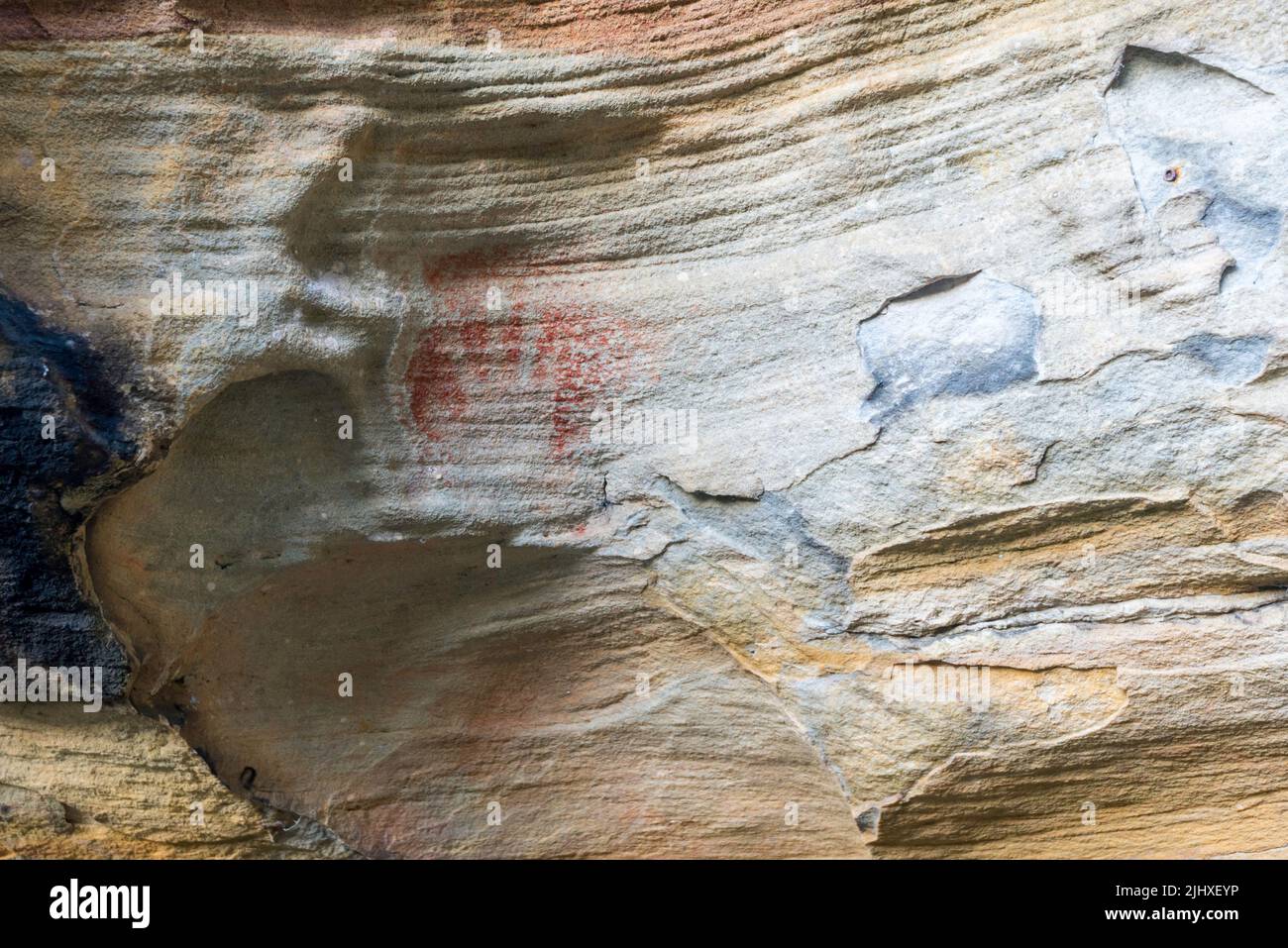 Red Hands Cave à West Head, dans le parc national de Ku-ring-gai Chase, Sydney, contient des peintures anciennes de roche ocre aborigènes qui avaient 2000 ans Banque D'Images