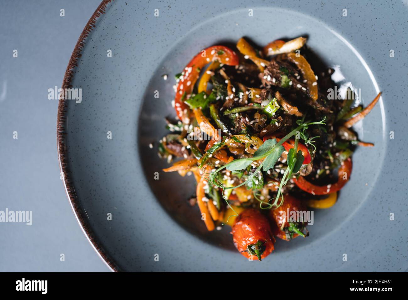 vue de dessus de salade de légumes avec viande de veau grillée sur l'assiette sur fond gris Banque D'Images