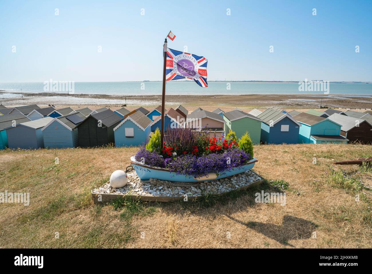 Royaume-Uni culture LIFE Angleterre, vue en été d'une exposition florale nautique commémorant le Jubilé de platine de la Reine, plage de Mersea Ouest, Essex, Angleterre, Royaume-Uni Banque D'Images