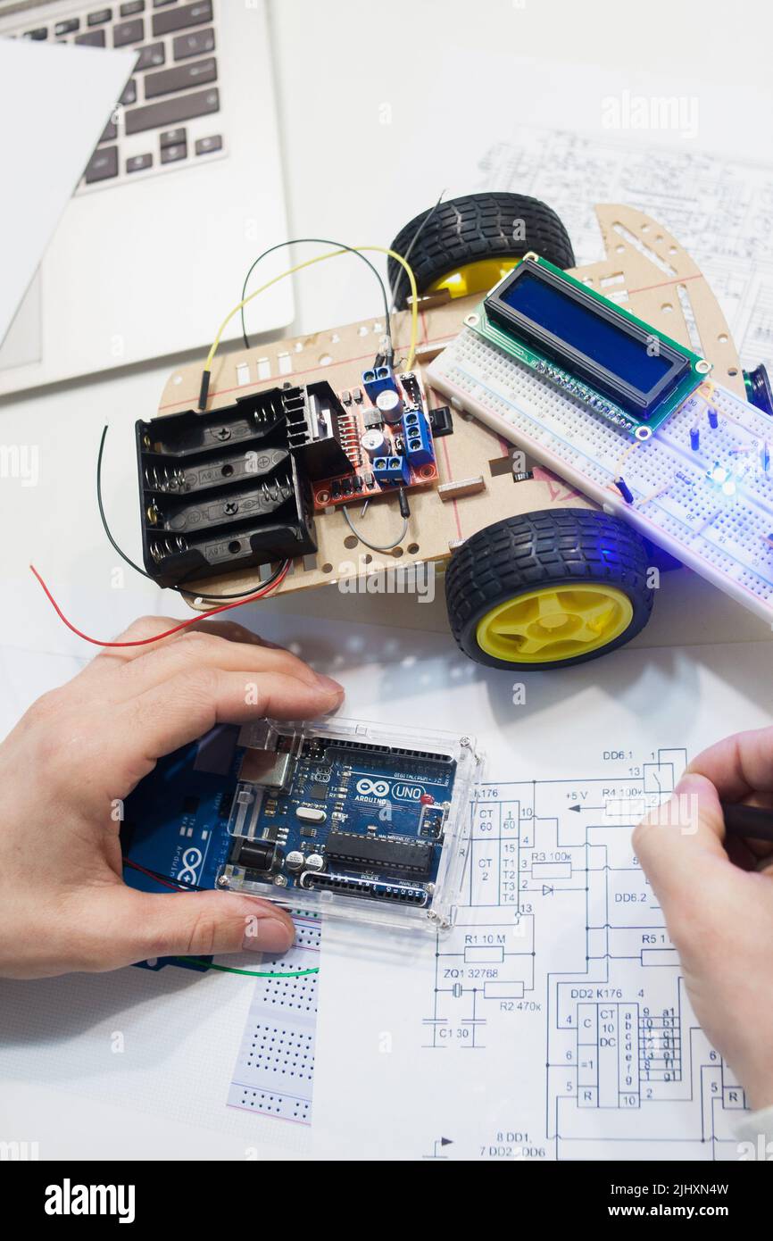 Création de robotique avec microcontrôleur arduino uno Banque D'Images
