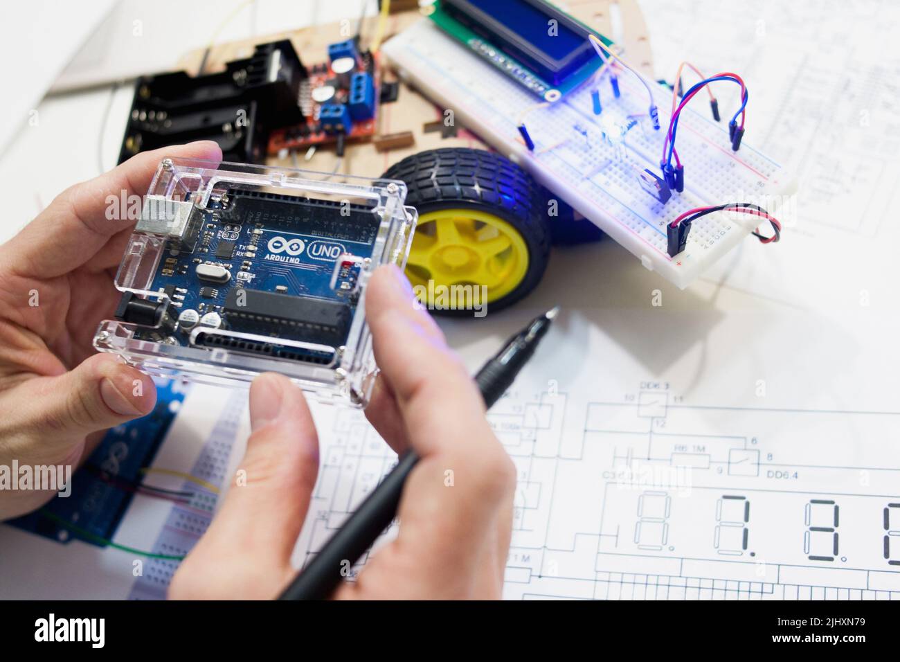 Création de robotique avec microcontrôleur arduino uno Banque D'Images