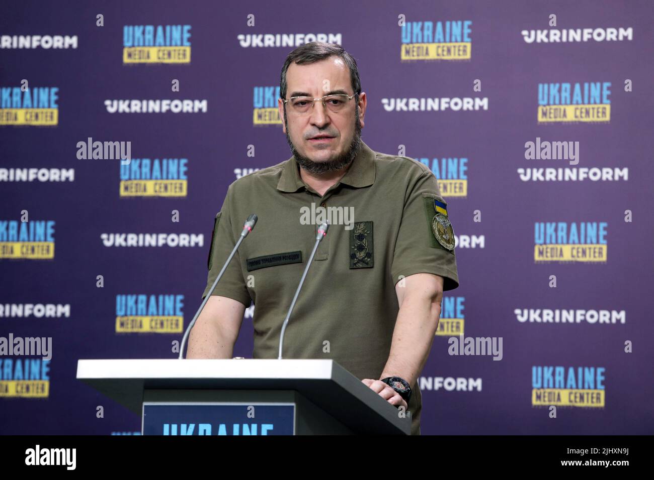KIEV, UKRAINE - le 21 JUILLET 2022 - Vadym Skibitskyi, représentant du département des renseignements en chef du ministère ukrainien de la défense, en informe les prés Banque D'Images