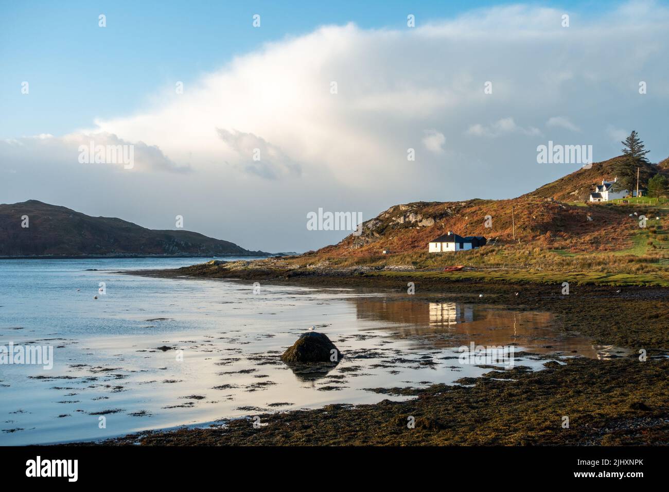 Bourblach Beach près de Morar avec des maisons écossaises blanches traditionnelles sur la côte. Paysage écossais Banque D'Images