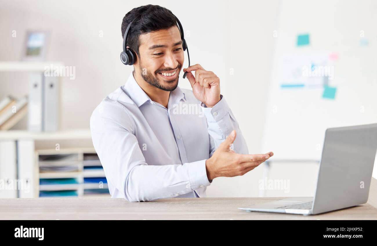 Homme d'affaires travaillant dans un centre d'appels. Agent du service clientèle qui parle à un client. Représentant commercial portant un casque à l'aide d'un ordinateur portable. Don d'un assistant INFORMATIQUE Banque D'Images