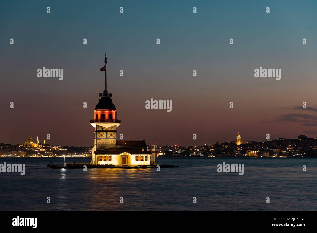 Coucher de soleil à la Tour de Maiden, l'un des symboles célèbres d'Istanbul , le nom local est 'Kiz Kulesi' Banque D'Images