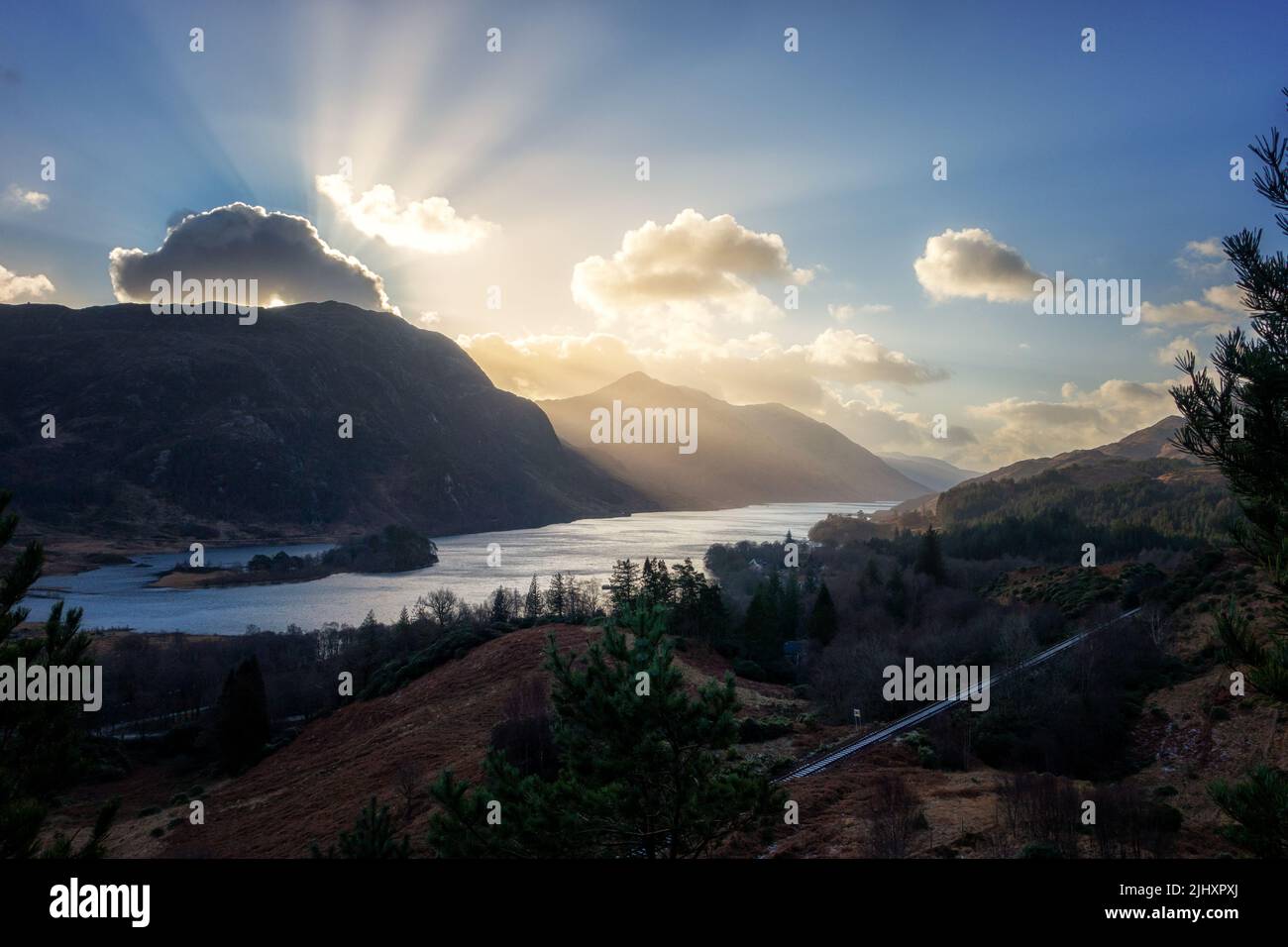 Paysage écossais et promenades en hiver : vue sur le Loch Shiel et maintenant sur les pistes près du Viaduc de Glenfinnan, en Écosse Banque D'Images