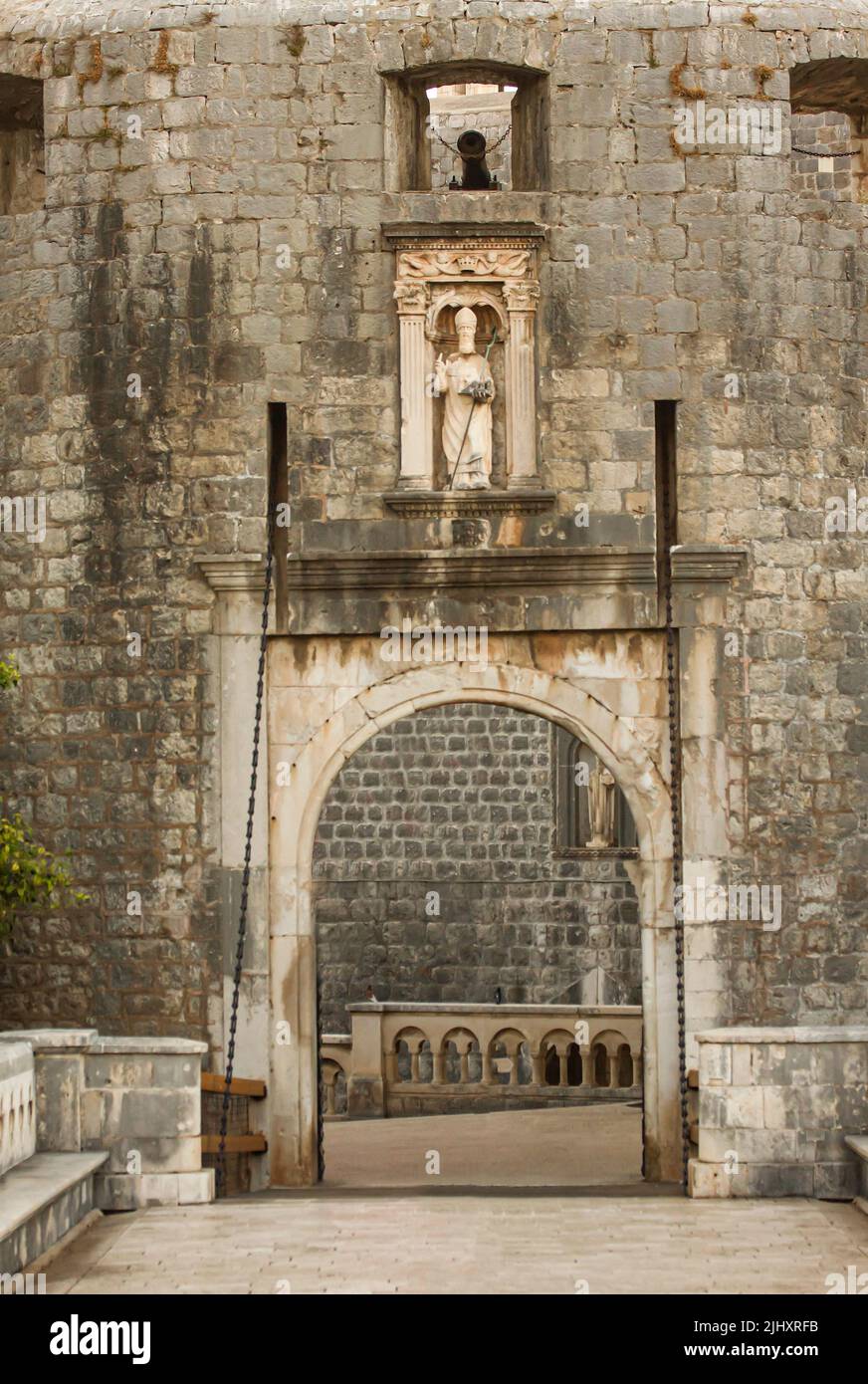 Porte pile, entrée principale de la vieille ville de Dubrovnik, avec statue de Saint Blaise. Banque D'Images