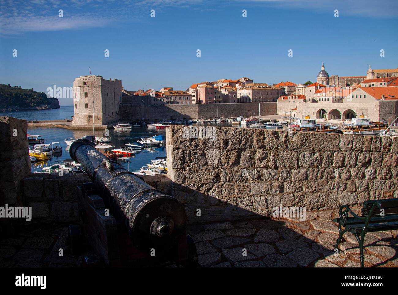 Dubrovnik, Croatie. Vue sur la vieille ville et le port historique depuis le château avec stand de canon sur le mur de la ville. Fond bleu ciel. Banque D'Images