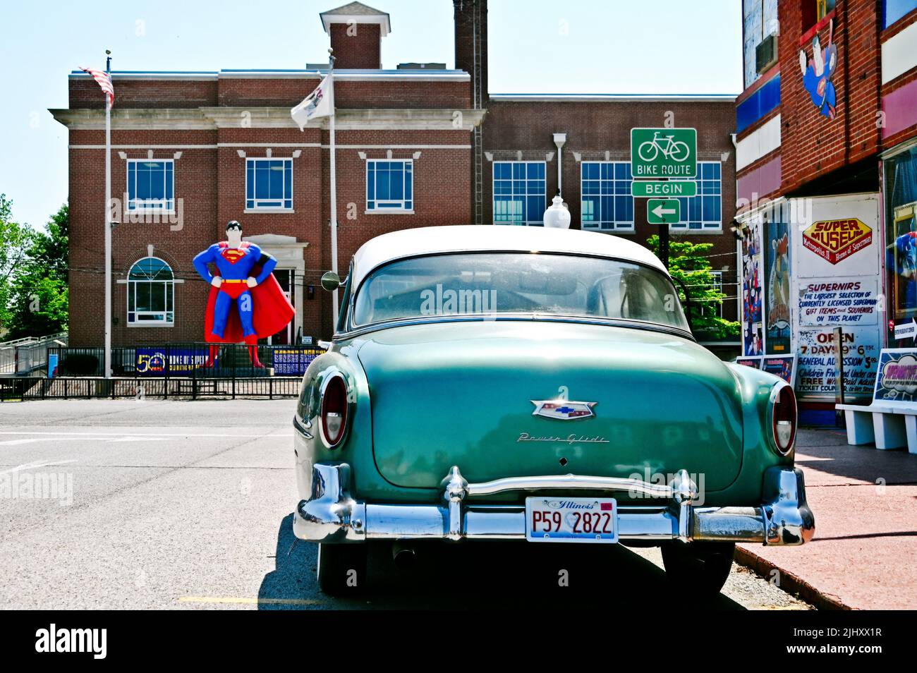 Voiture d'époque en face du musée Superman dans le quartier historique de Metropolis, Illinois, États-Unis d'Amérique Banque D'Images