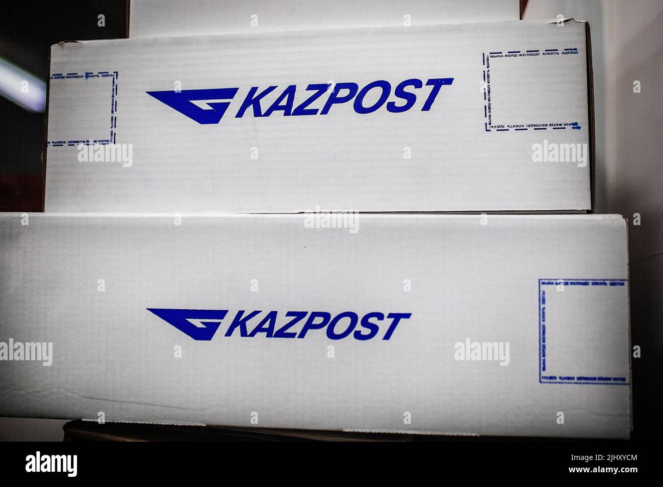 Colis boîtes en carton avec le logo Kazpost dans le bureau Banque D'Images