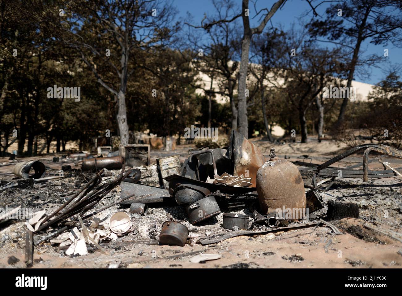 Un conteneur à gaz et un équipement de camping brûlé sont vus sur le