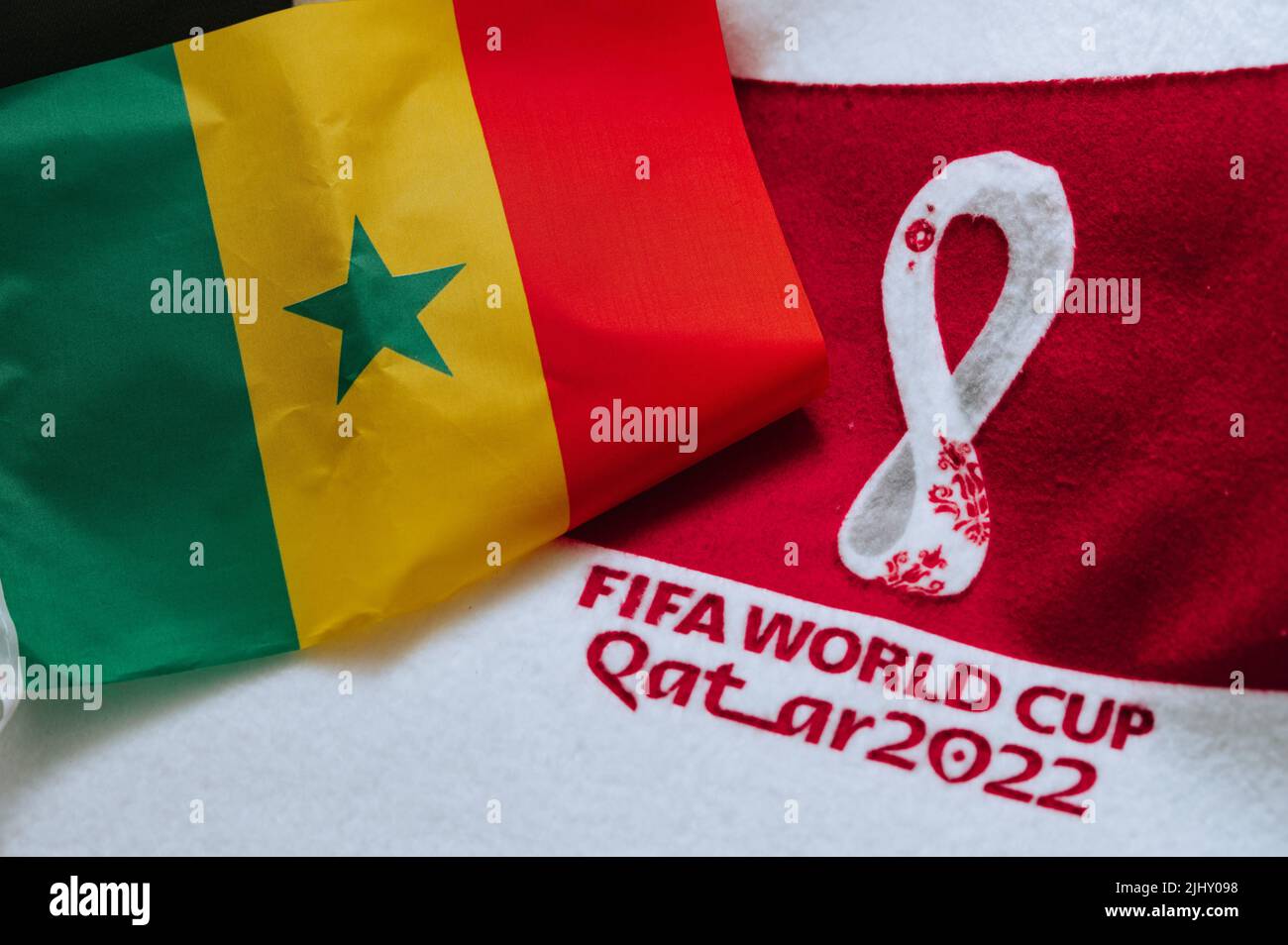 QATAR, DOHA, 18 JUILLET 2022 : drapeau national du Sénégal et logo de la coupe du monde de la FIFA au Qatar 2022 sur le tapis rouge. Arrière-plan du sport de football, espace de montage. Qatar 2 Banque D'Images