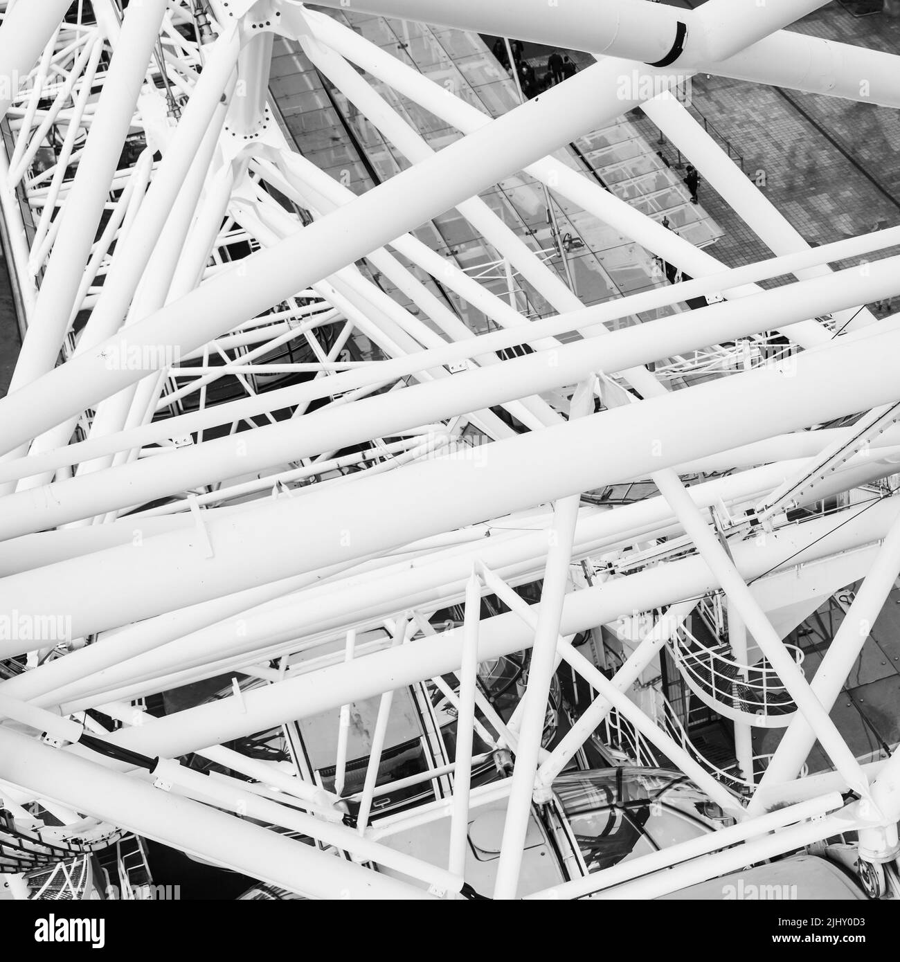Photo carrée avec arrière-plan industriel abstrait avec des treillis blancs Banque D'Images