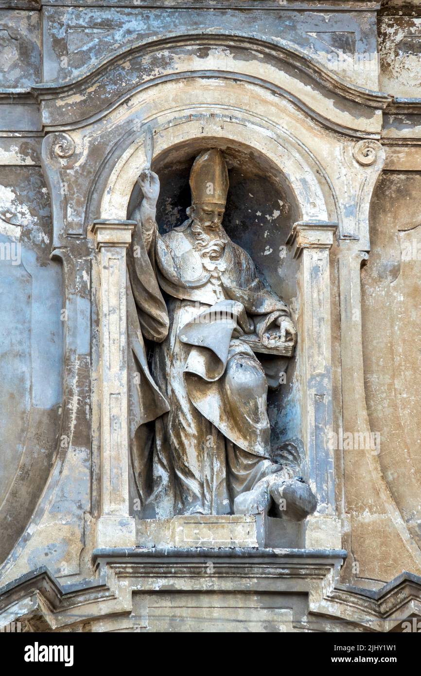 Statue sur la façade de l'église Sant'Agostino, Città Sant'Angelo, Italie Banque D'Images