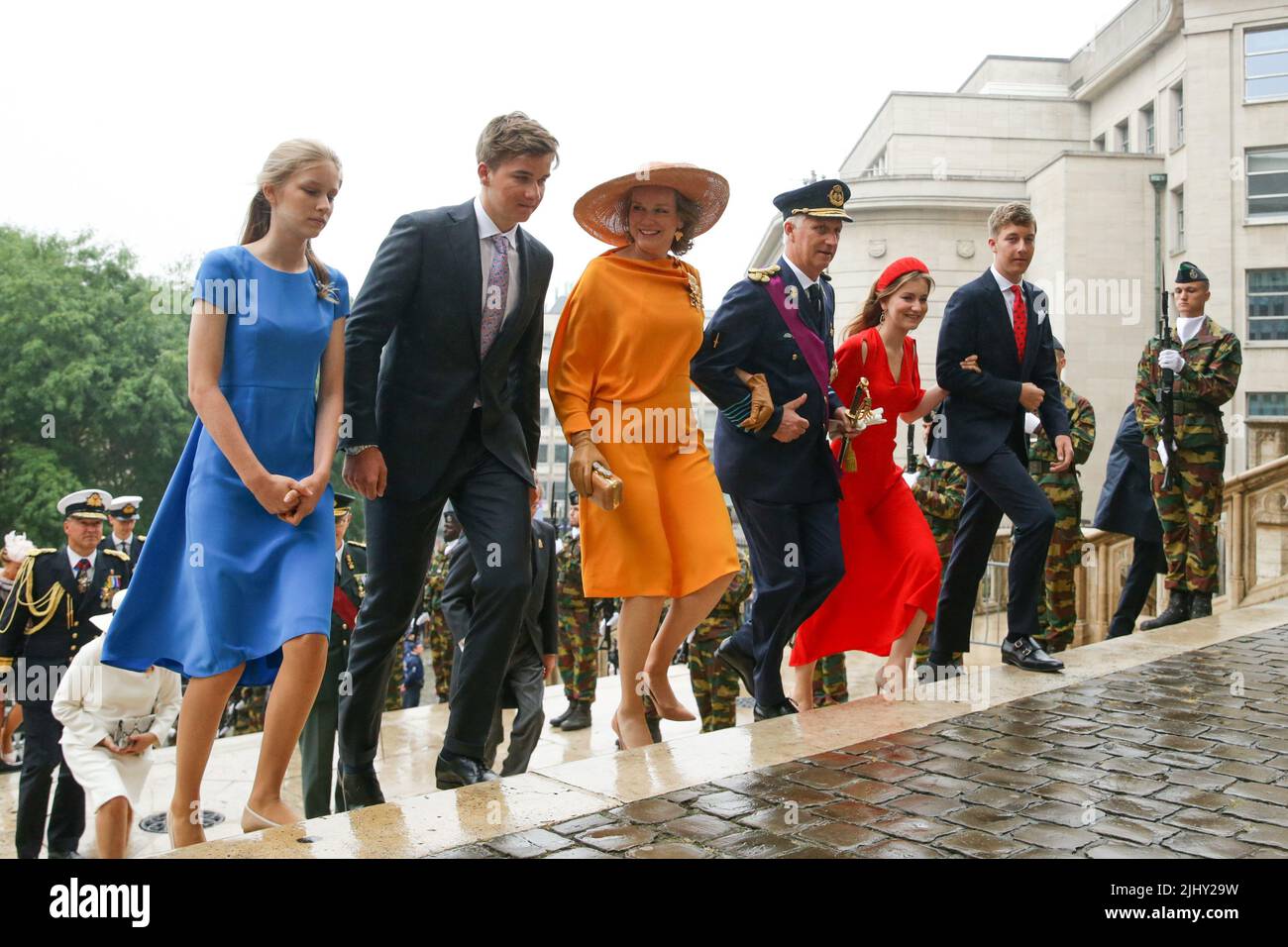 Bruxelles, Belgique. 21st juillet 2022. Le roi Philippe (3rd R), la reine Mathilde (3rd L), la princesse Elisabeth (2nd R), le prince Gabriel (2nd L), le prince Emmanuel (1st R) et la princesse Eleonore (1st L) de Belgique assistent à un événement des célébrations de la Journée nationale belge à Bruxelles, en Belgique, au 21 juillet 2022. La Belgique a célébré sa Journée nationale sur le 21 juillet. Credit: Zheng Huansong/Xinhua/Alay Live News Banque D'Images
