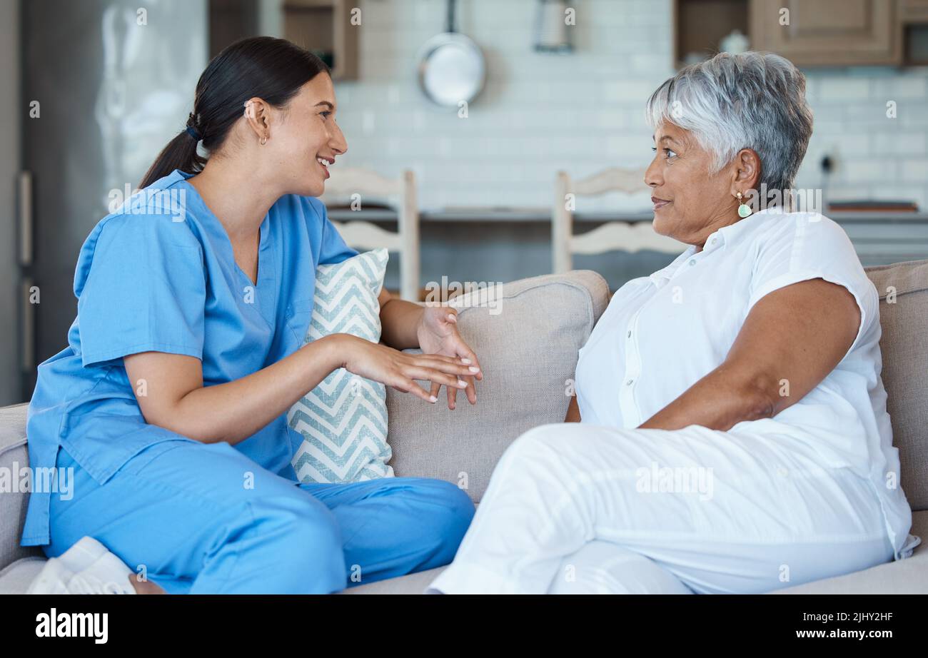 Shes belle conversation. Portrait court d'une femme âgée attrayante et de son infirmière féminine dans la maison de la vieillesse. Banque D'Images