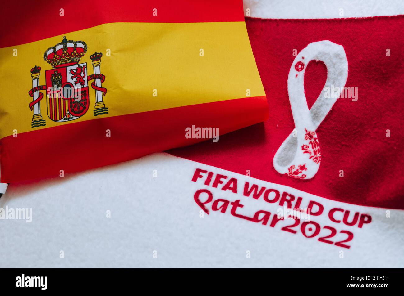 qatar-doha-18-juillet-2022-espagne-drapeau-national-et-logo-de-la