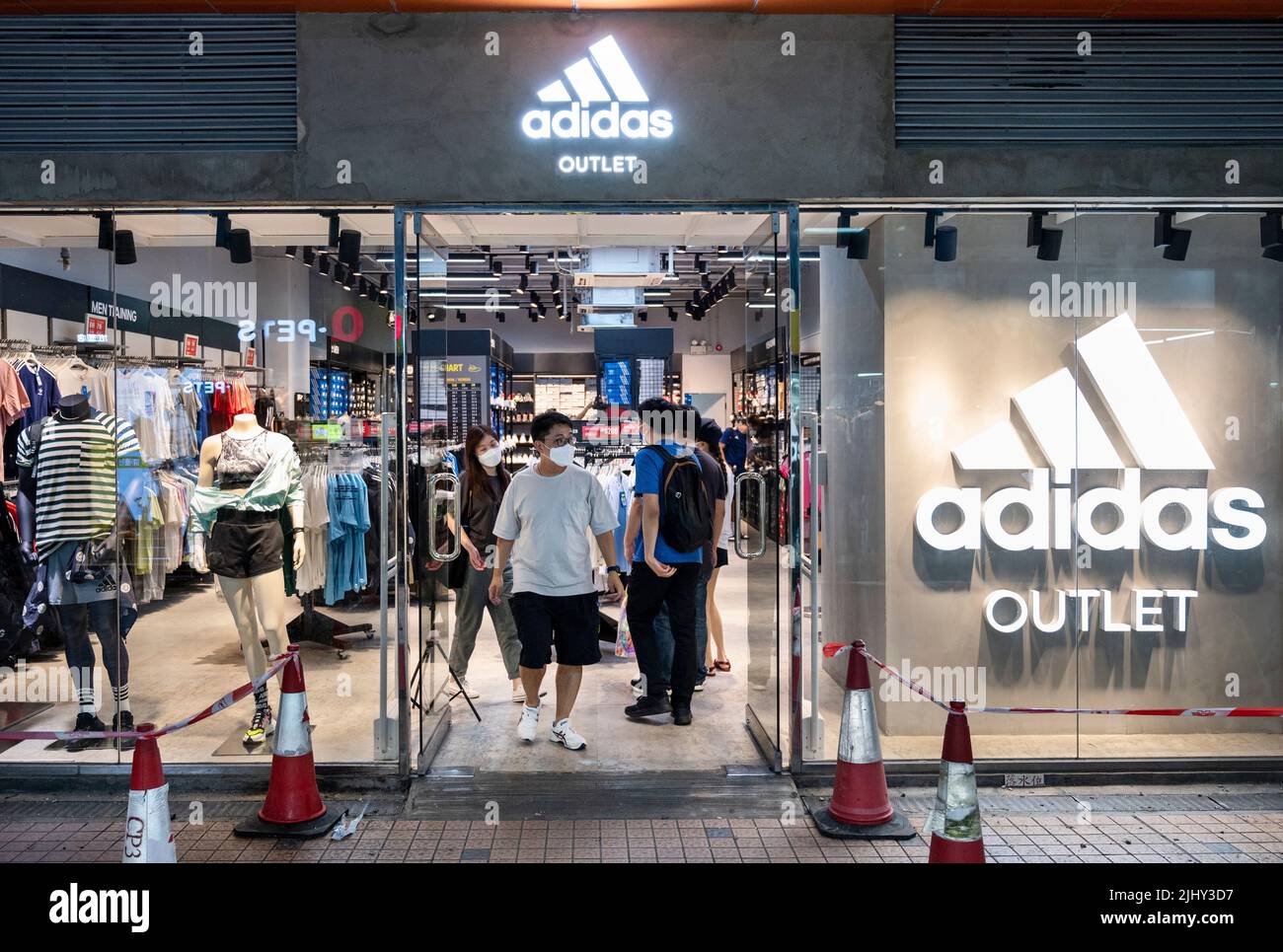 Les clients sont vus quitter le magasin Adidas de la marque multinationale allemande de vêtements de sport à Hong Kong. Banque D'Images