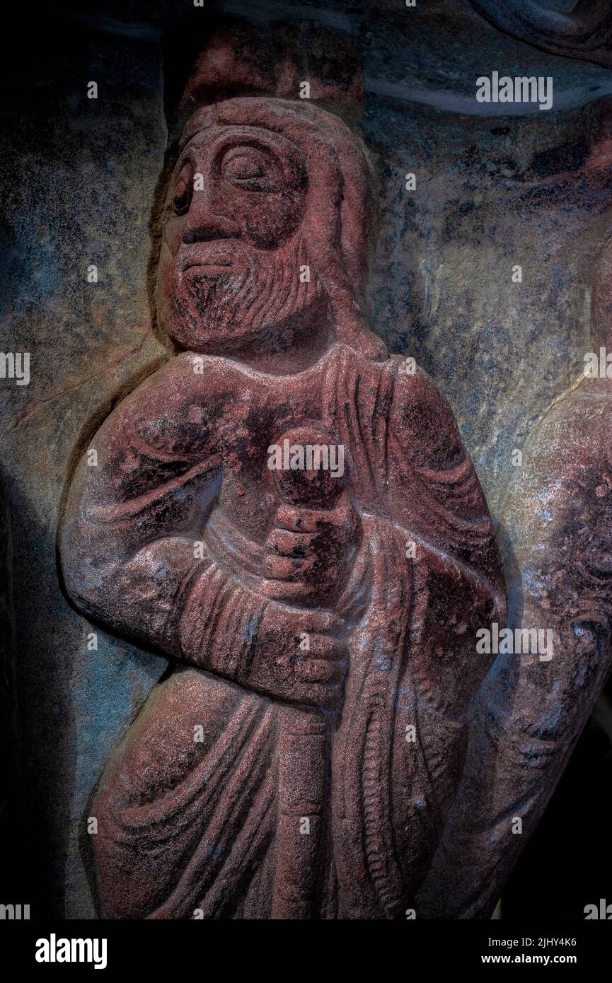 L'apôtre tient un personnel, symbole de son autorité, dans les deux mains.  Capitale romane en pierre, sculptée vers 1190 après J.-C., dans un cloître  d'un monastère bénédictin, le Monasterio de San Juan