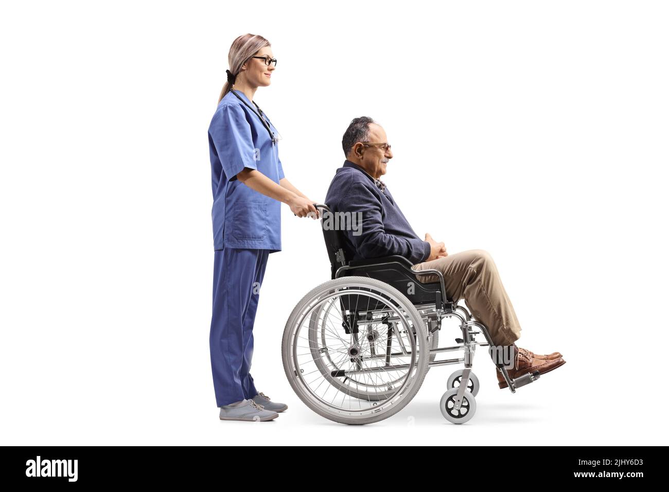 Vue en coupe d'une travailleuse de la santé avec un homme mature dans un fauteuil roulant isolé sur fond blanc Banque D'Images