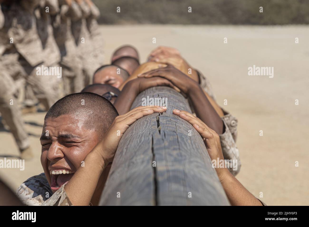 San Diego, États-Unis. 18 juillet 2022. U.S. Marines recrute avec la compagnie de golf, 2nd Recruit Training Battalion, en tant qu'équipe pendant les exercices de bûche pendant l'entraînement de base à Marine corps Recruit Depot San Diego, 18 juillet 2022 à San Diego, Californie. Crédit : Cpl. Tyler W. Abbott/États-Unis Marines/Alamy Live News Banque D'Images