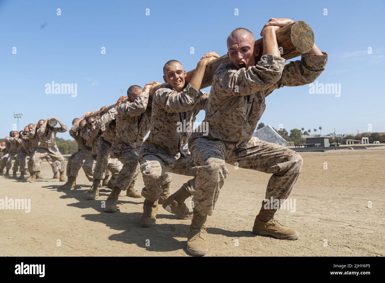 San Diego, États-Unis. 18 juillet 2022. U.S. Marines recrute avec la compagnie de golf, 2nd recrute Training Battalion, squat comme une équipe pendant les exercices de bûche avec un arbre de 250 livres pendant l'entraînement de base au corps de Marine Recruit Depot San Diego, 18 juillet 2022 à San Diego, Californie. Crédit : Cpl. Tyler W. Abbott/États-Unis Marines/Alamy Live News Banque D'Images