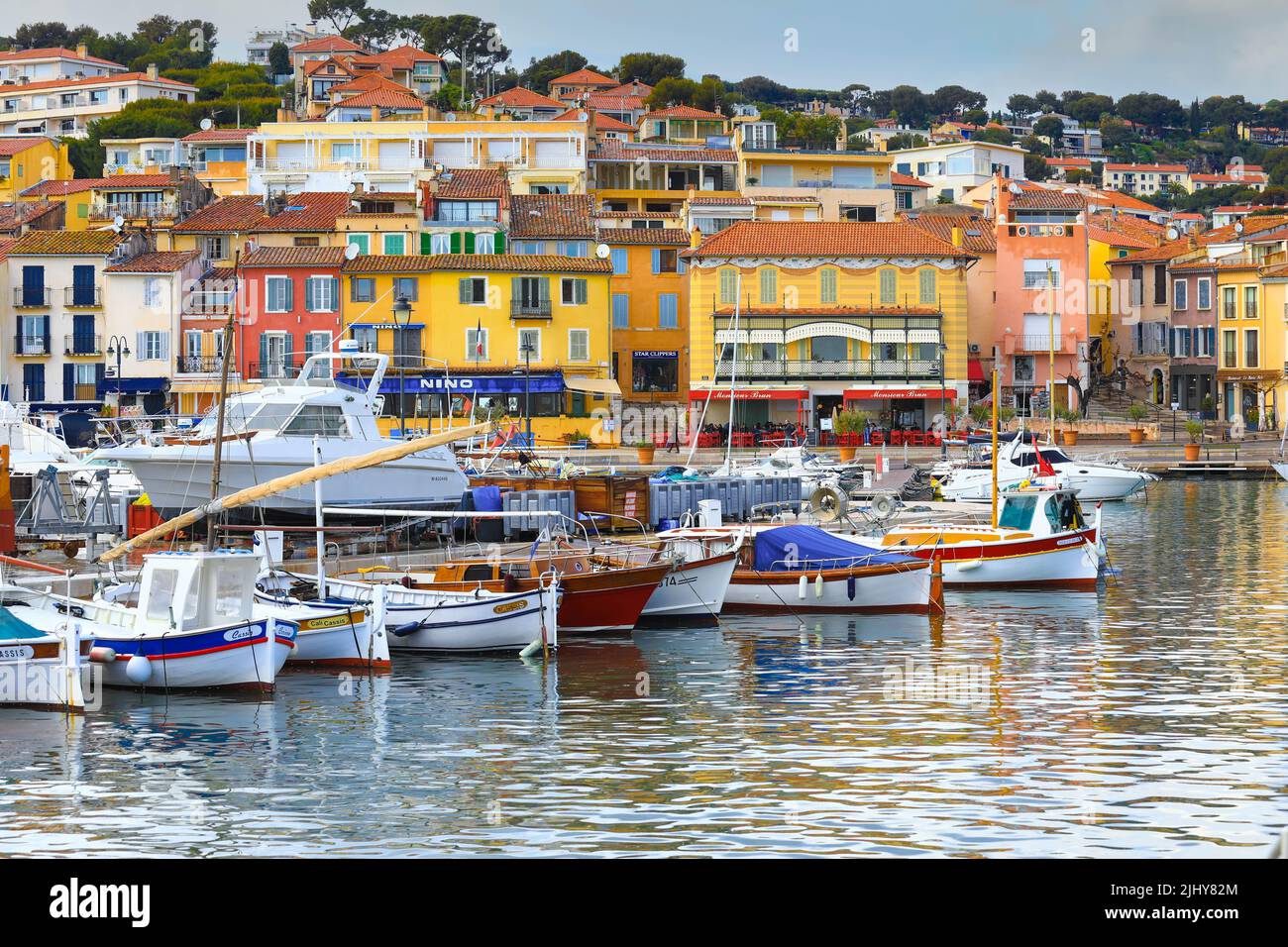 Marseille, France - 7 avril 2019 : vue sur les bâtiments colorés et les bateaux dans le petit village de Port-Cassis, France Banque D'Images