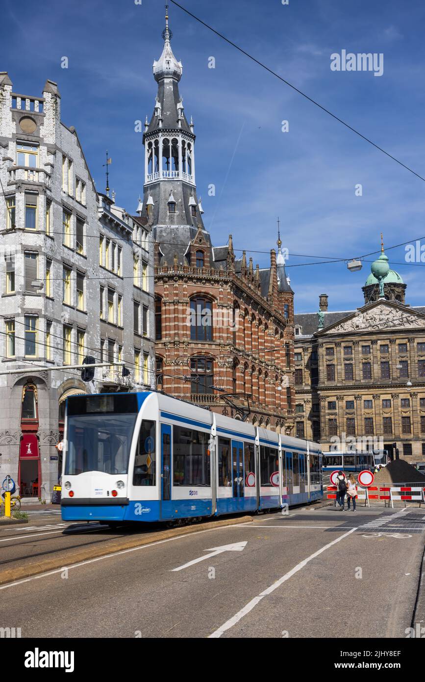 Tramway GVB sur Raadhuisstraat avec Magna Plaza et le Palais Royal, pays-Bas Banque D'Images