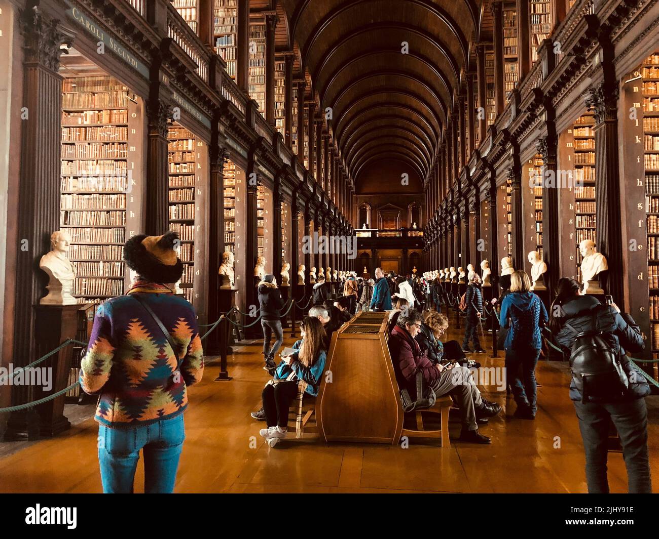 Les personnes visitant le livre de Kells, long Room, The Old Library, Trinity College Banque D'Images