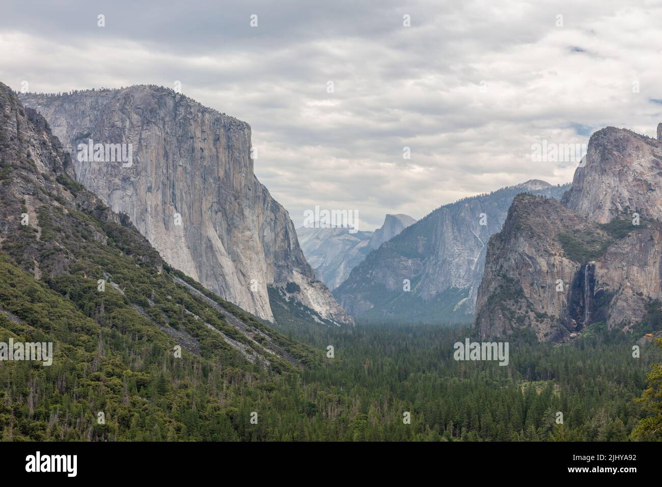 El Capitan, Half Dome, Bridal Veil Fall from tunnel View, Yosemite National Park, Californie Banque D'Images