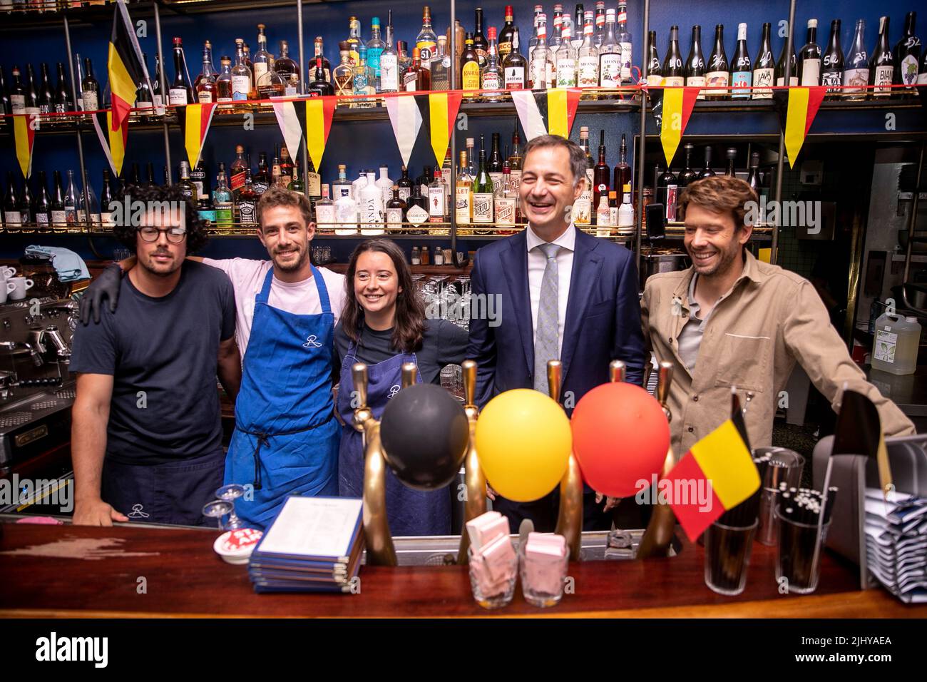 Le Premier ministre Alexander de Croo en photo lors de l'Apero National chez Richard, à l'occasion de la Journée nationale belge, à Bruxelles, le jeudi 21 juillet 2022. L'Apero National est une initiative gouvernementale visant à célébrer la Journée nationale dans un pub, un bar ou un café, et à soutenir le secteur horeca - bars, restaurants, cafés, hôtels, après les fermetures forcées pendant la pandémie du virus corona. BELGA PHOTO HATIM KAGHAT Banque D'Images