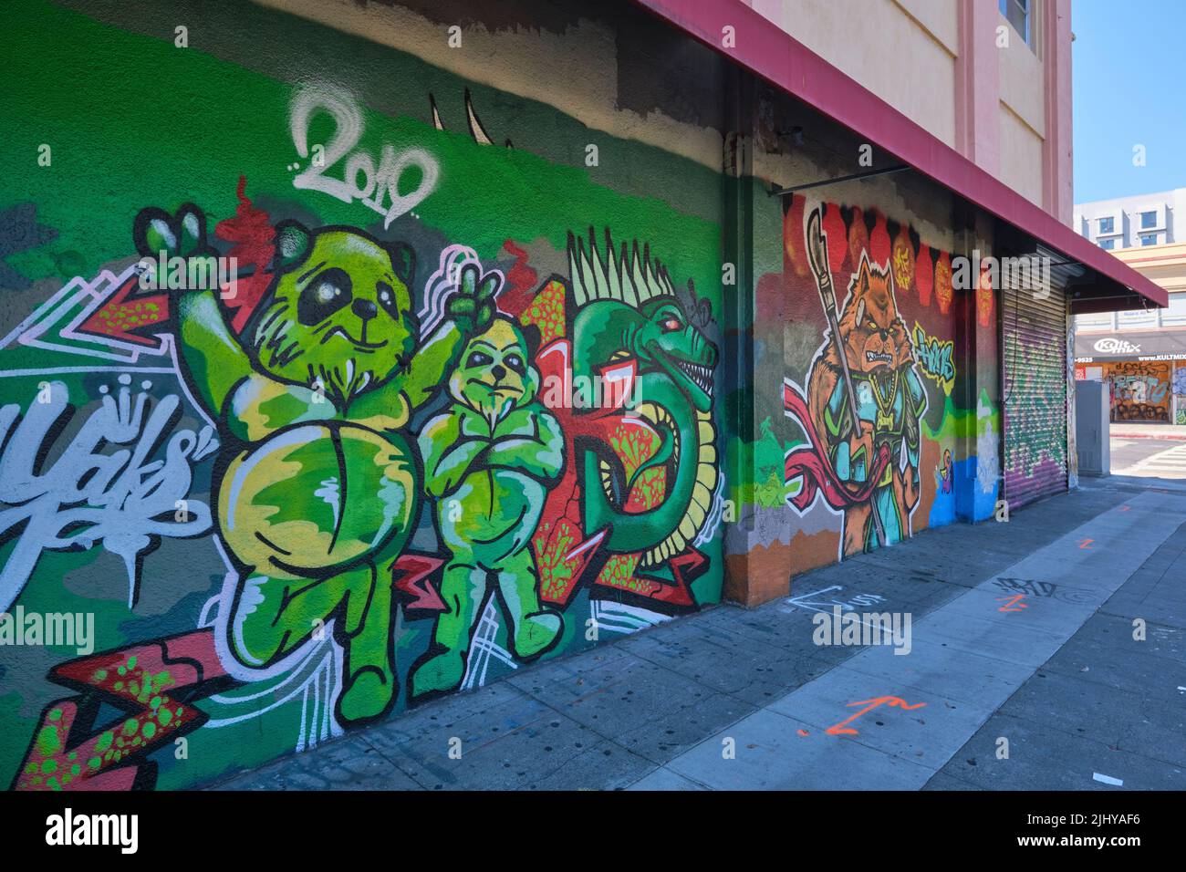 Une fresque amusante avec des pandas vert bande dessinée, un dragon et un guerrier. Dans le quartier chinois du centre-ville d'Oakland, Californie. Banque D'Images