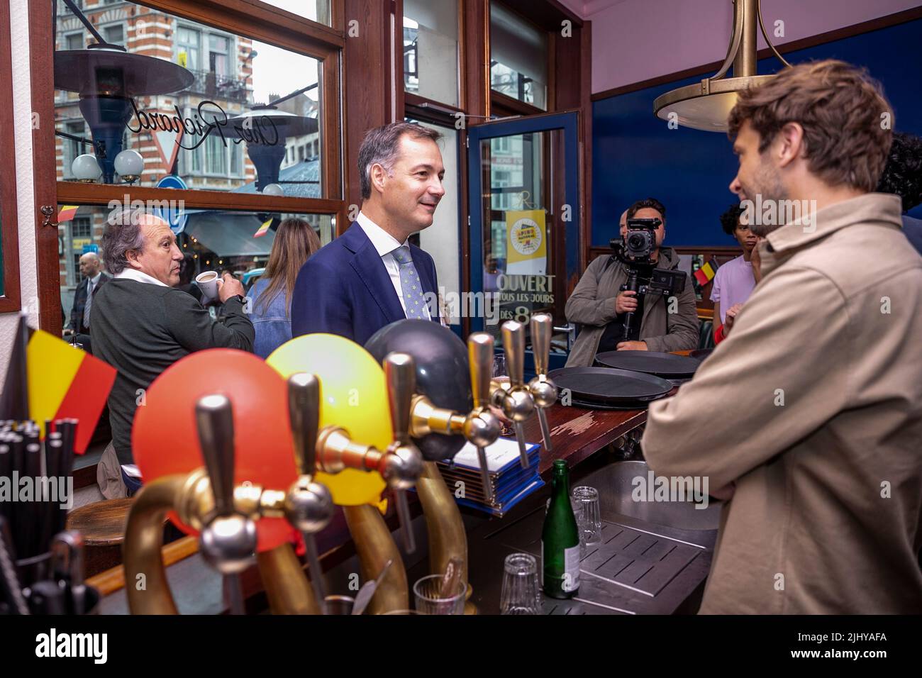 Le Premier ministre Alexander de Croo en photo lors de l'Apero National chez Richard, à l'occasion de la Journée nationale belge, à Bruxelles, le jeudi 21 juillet 2022. L'Apero National est une initiative gouvernementale visant à célébrer la Journée nationale dans un pub, un bar ou un café, et à soutenir le secteur horeca - bars, restaurants, cafés, hôtels, après les fermetures forcées pendant la pandémie du virus corona. BELGA PHOTO HATIM KAGHAT Banque D'Images