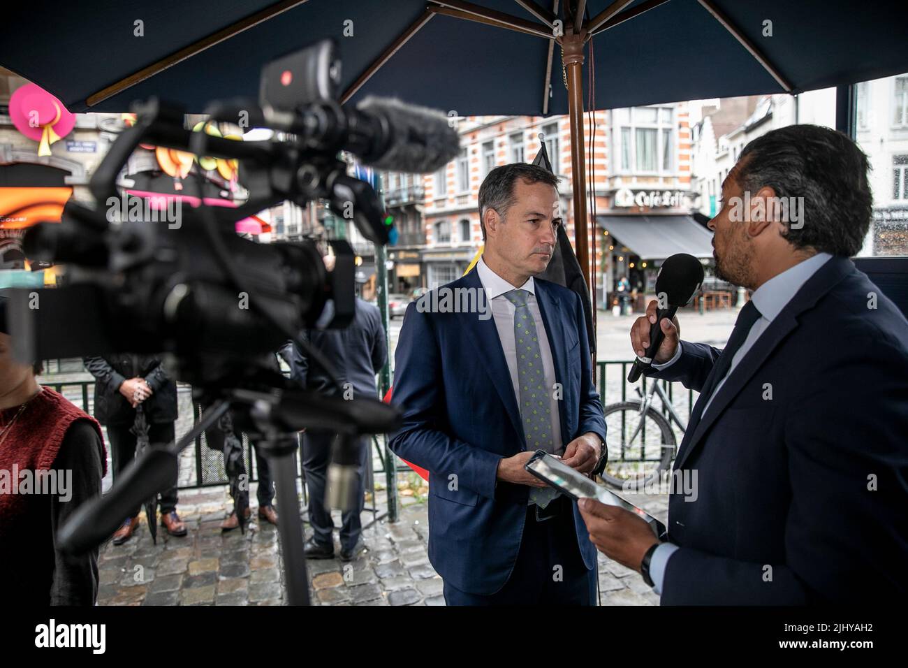 Le Premier ministre Alexander de Croo est interviewé lors de l'Apero National chez Richard, à l'occasion de la Journée nationale belge, à Bruxelles, le jeudi 21 juillet 2022. L'Apero National est une initiative gouvernementale visant à célébrer la Journée nationale dans un pub, un bar ou un café, et à soutenir le secteur horeca - bars, restaurants, cafés, hôtels, après les fermetures forcées pendant la pandémie du virus corona. BELGA PHOTO HATIM KAGHAT Banque D'Images