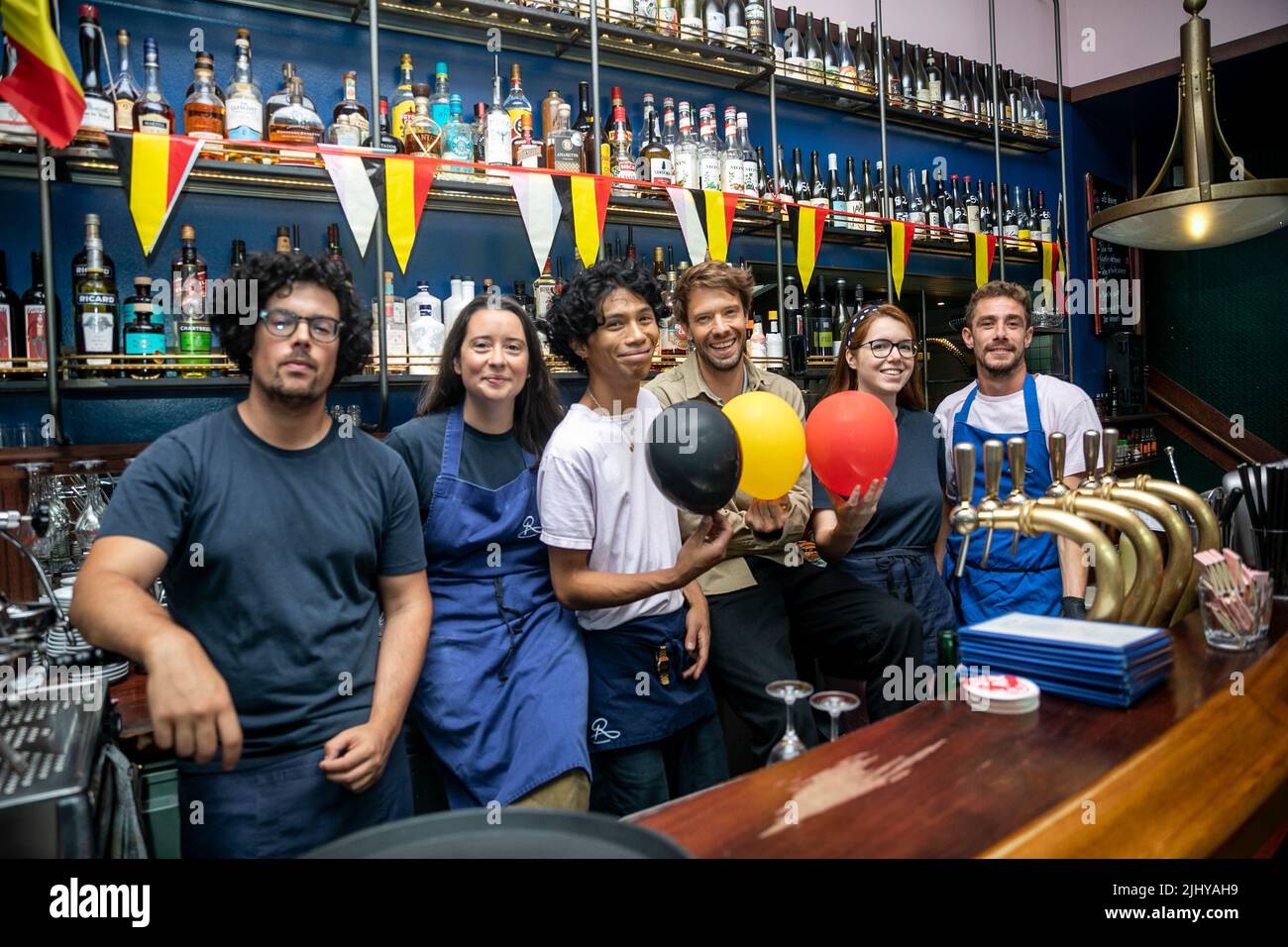 L'illustration montre l'Apero National chez Richard, à l'occasion de la Journée nationale belge, à Bruxelles, le jeudi 21 juillet 2022. L'Apero National est une initiative gouvernementale visant à célébrer la Journée nationale dans un pub, un bar ou un café, et à soutenir le secteur horeca - bars, restaurants, cafés, hôtels, après les fermetures forcées pendant la pandémie du virus corona. BELGA PHOTO HATIM KAGHAT Banque D'Images