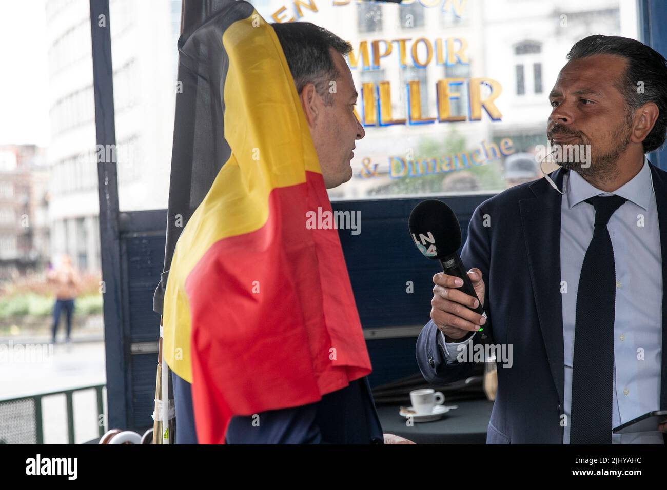 Le Premier ministre Alexander de Croo est interviewé lors de l'Apero National chez Richard, à l'occasion de la Journée nationale belge, à Bruxelles, le jeudi 21 juillet 2022. L'Apero National est une initiative gouvernementale visant à célébrer la Journée nationale dans un pub, un bar ou un café, et à soutenir le secteur horeca - bars, restaurants, cafés, hôtels, après les fermetures forcées pendant la pandémie du virus corona. BELGA PHOTO HATIM KAGHAT Banque D'Images