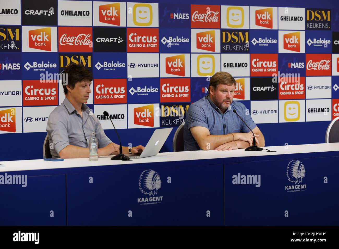 Tom Vandenbulcke, directeur des communications de Gent, et Hein Vanhaezebrouck, entraîneur en chef de Gent, photographiés lors de la conférence de presse hebdomadaire de l'équipe belge de football KAA Gent, jeudi 21 juillet 2022 à Gand, pour discuter du début de la compétition nationale. Le vendredi, Gent visitera Standard dans le cadre de l'ouverture de la saison. BELGA PHOTO KURT DESPLENTER Banque D'Images