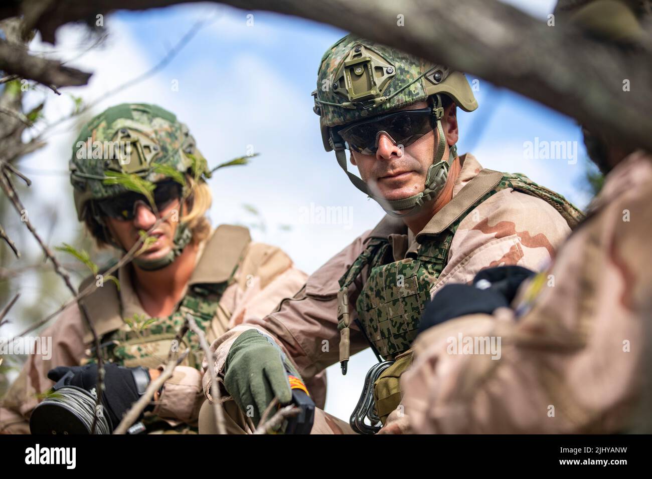 Waimanalo, États-Unis. 19 juillet 2022. La Marine royale des pays-Bas a mis au rebut des explosifs maritimes les soldats suivent une formation improvisée sur les engins explosifs pendant les exercices de la ceinture du Pacifique, à 19 juillet 2022, à la station aérienne de Bellows, à Hawaï. Crédit : MC2 Aja Bleu Jackson/États-Unis Navy/Alamy Live News Banque D'Images