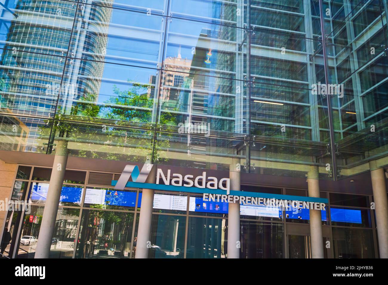 Un panneau du centre entrepreneurial du NASDAQ, logo pour l'entreprise, société de bourse. Dans la zone Mission de San Francisco, Californie. Banque D'Images