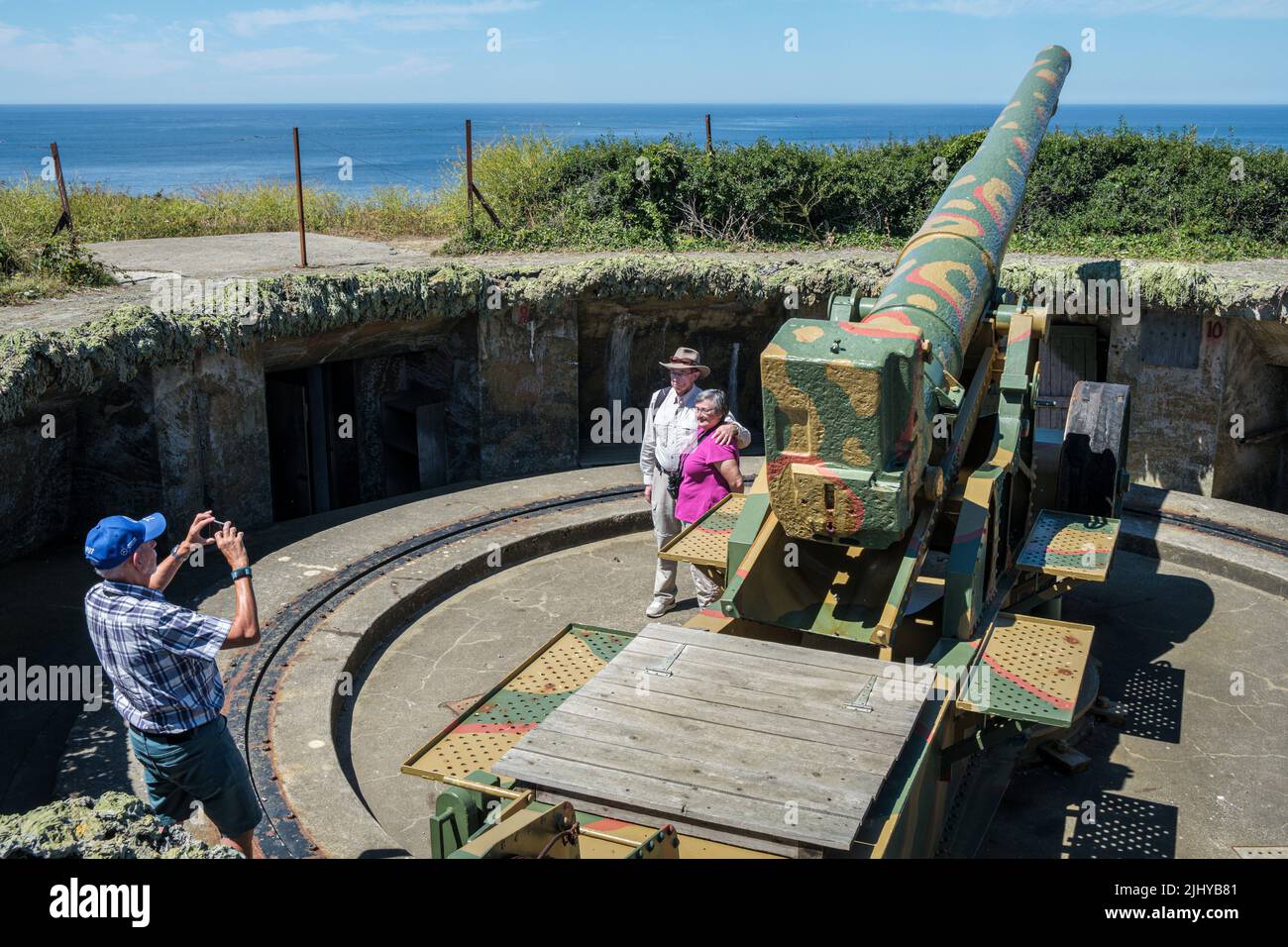 Les touristes américains ayant leur photo prise par l'emplacement allemand des armes de la Seconde Guerre mondiale à batterie Generaloberst Dollman, Pleinmont, Guernesey Banque D'Images