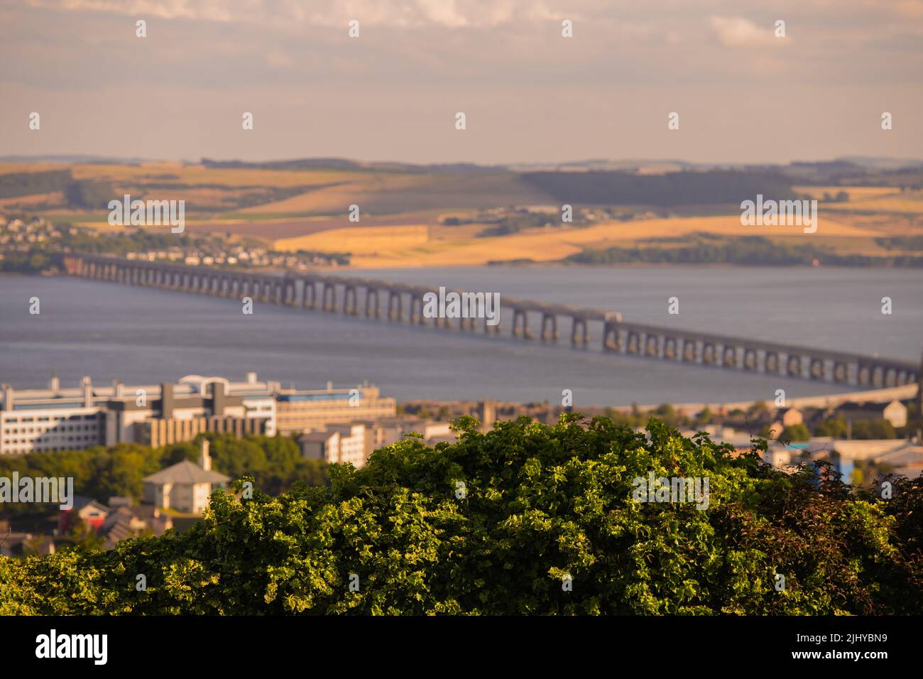 Dundee, Royaume-Uni. Juin 2022. Vue sur le pont de Tay Rail depuis Dundee Law, Law Hill en été avec la rivière Tay et Fife vers le fond. Banque D'Images