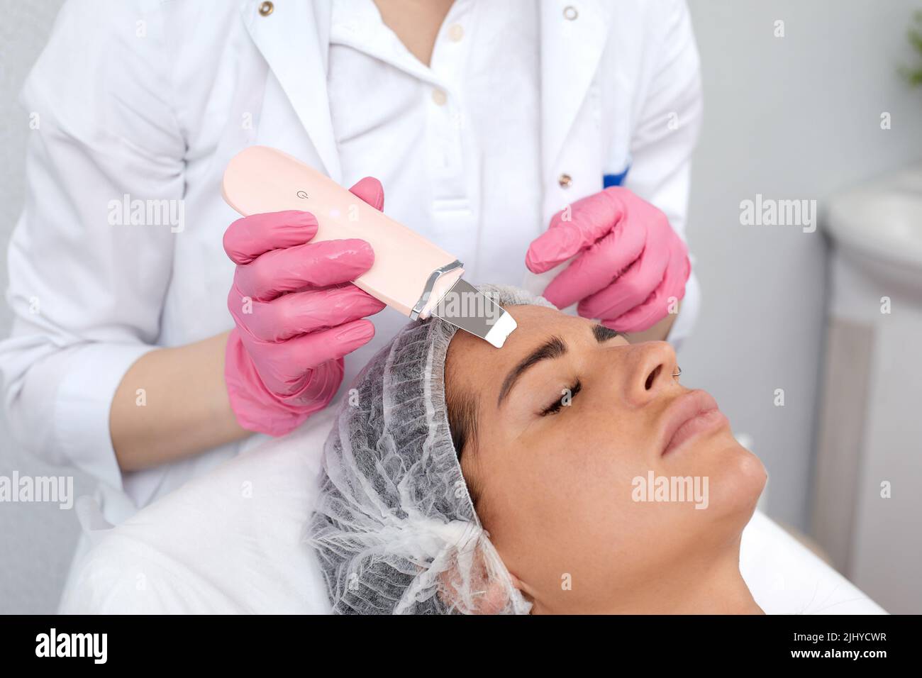 Belle femme recevant la cavitation à ultrasons peeling facial. Les soins de beauté et soins du visage Banque D'Images