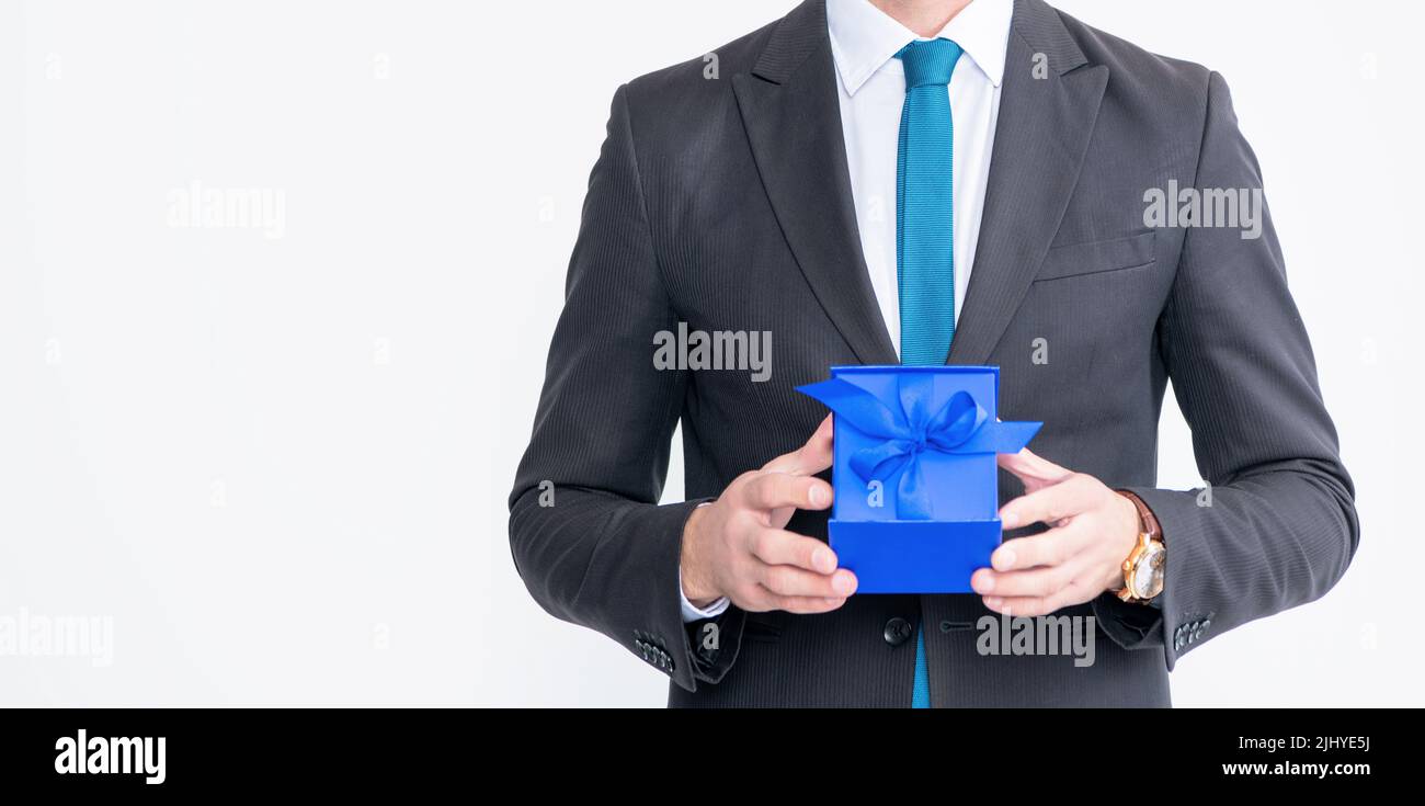 joyeux homme mature dans les lunettes et costume tenir boîte présente isolée sur fond blanc Banque D'Images