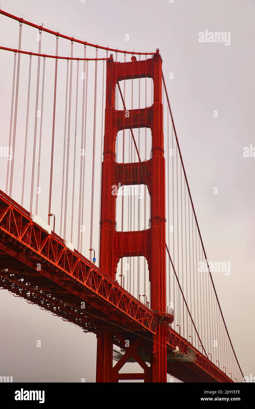 Verticale d'une partie du Golden Gate Bridge le matin brumeux Banque D'Images