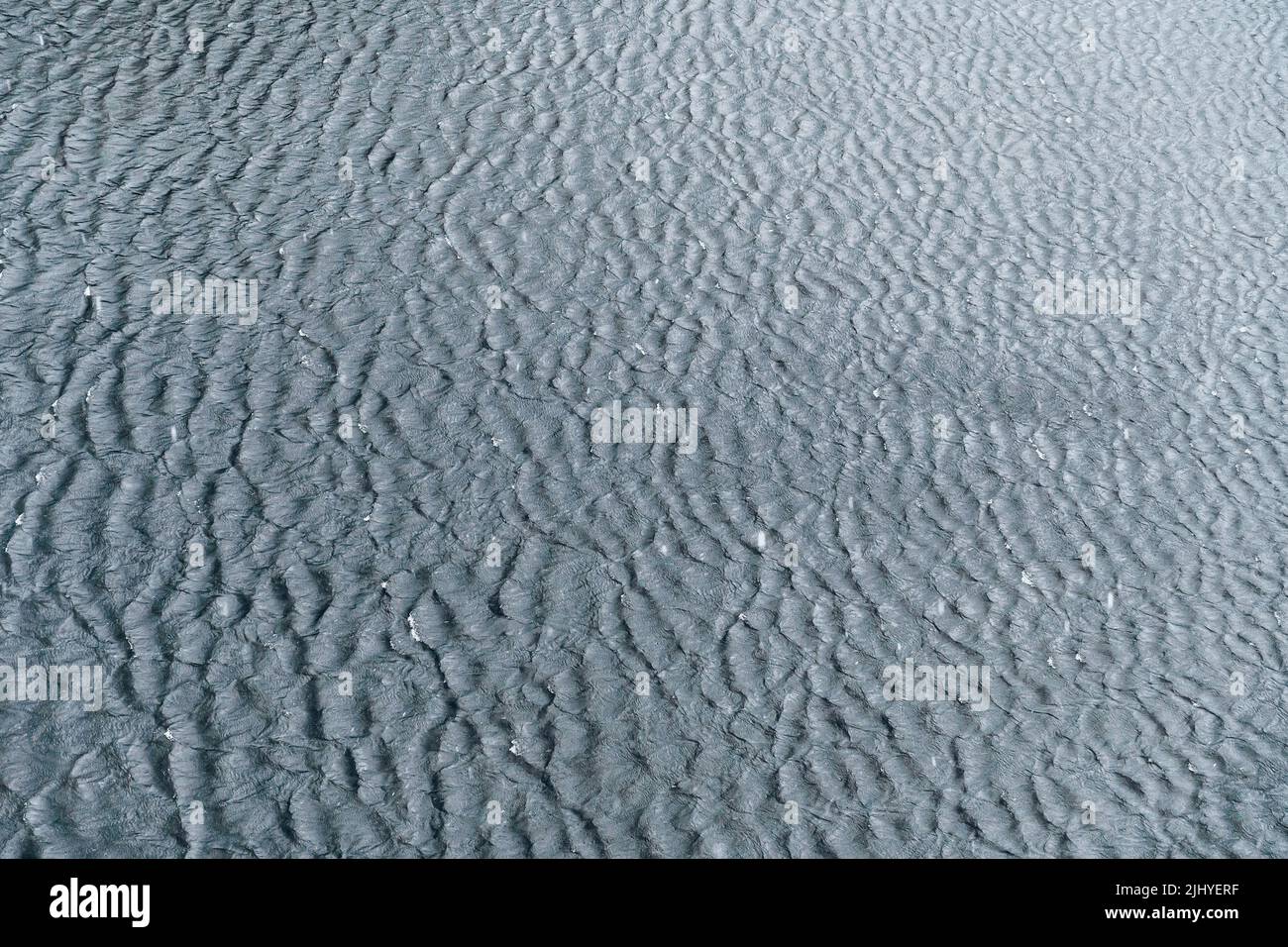 Fond de texture de mer d'ondulation de vague bleue dans la soirée Banque D'Images