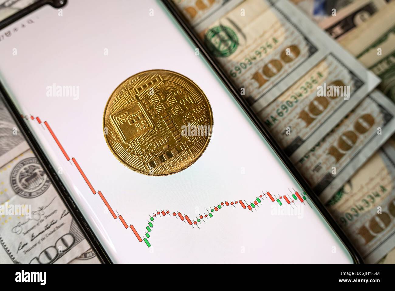 Smartphone avec tableau de négociation Bitcoin . or Bitcoin Cash coin. Négociation sur la bourse de crypto-monnaie. baisse du prix du bitcoin Banque D'Images